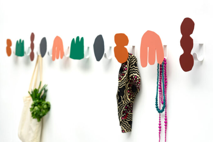 Ensemble de 3 patères librement inspirées par l’Art moderne, et le travail du papier découpé de l’artiste Henri Matisse. Ces patères habilleront vos murs de petites œuvres d’art étonnantes. Vous pourrez jouer la couleur, ou choisir le graphisme pur avec la version noire. La patère se dissimule astucieusement derrière ces formes originales, permettant d’y suspendre sacs, accessoires, et vêtements… Disponible en couleurs mixées ou Noir Poids : 1,9kg Matériaux : Acier Laqué Mat Vis et chevilles fournies
